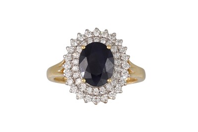 Lot 101 - A DIAMOND AND SAPPHIRE CLUSTER RING, the oval...
