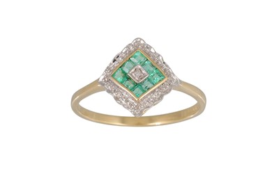 Lot 104 - A DIAMOND AND EMERALD CLUSTER RING, mounted in...