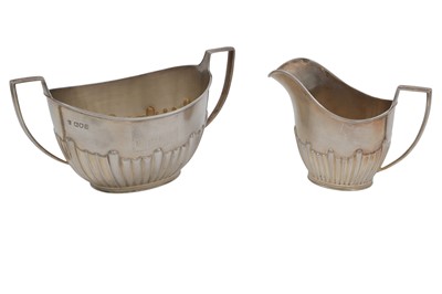 Lot 607 - A MATCHING EDWARDIAN SILVER CREAM JUG AND...