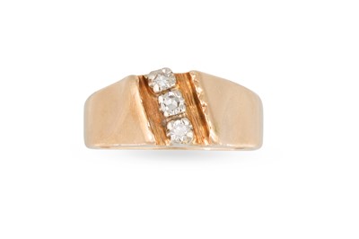 Lot 311 - A DIAMOND THREE STONE RING, mounted in 14ct...