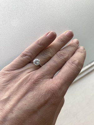 Lot 89 - A DIAMOND SOLITAIRE RING, the brilliant cut...