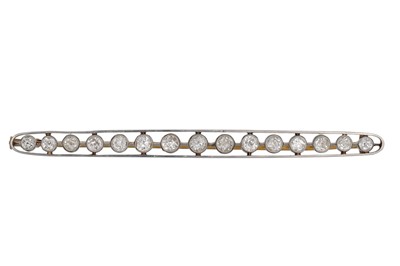 Lot 438 - AN EARLY 20TH CENTURY DIAMOND BAR BROOCH, the...