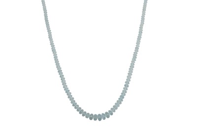 Lot 133 - AN AQUAMARINE NECKLACE, the graduated faceted...
