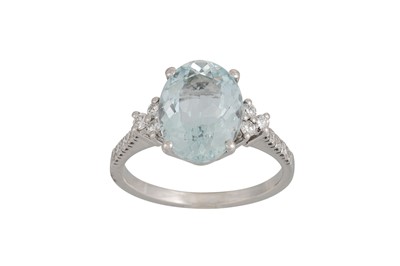 Lot 374 - AN AQUAMARINE SOLITAIRE RING, the oval...