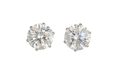 Lot 450 - A PAIR OF DIAMOND STUD EARRINGS, the brilliant...