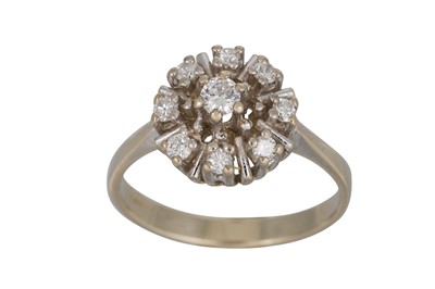 Lot 265 - A DIAMOND CLUSTER RING, the brilliant cut...