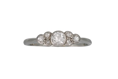 Lot 332 - A DIAMOND RING, the centre circular diamond to...