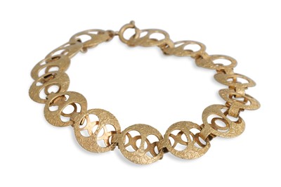 Lot 344 - A 9CT GOLD FANCY ENGRAVED FLAT DISCUS LINK...