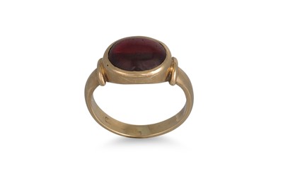 Lot 107 - A GARNET SET GOLD RING, size J