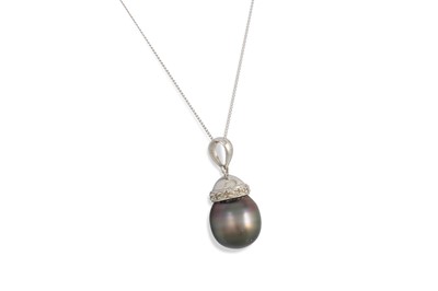 Lot 31 - A DIAMOND AND BLACK PEARL PENDANT, the black...