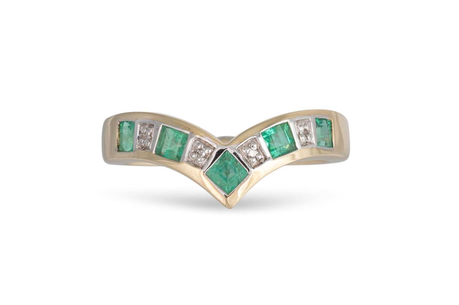 Lot 48 - A DIAMOND AND EMERALD HALF ETERNITY RING,...