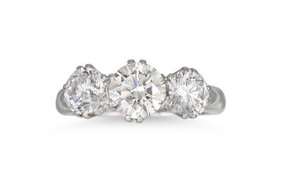 Lot 421 - A THREE STONE DIAMOND RING, the brilliant cut...