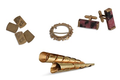 Lot 397 - A 14CT YELLOW GOLD BROOCH, 2.5 g. together...