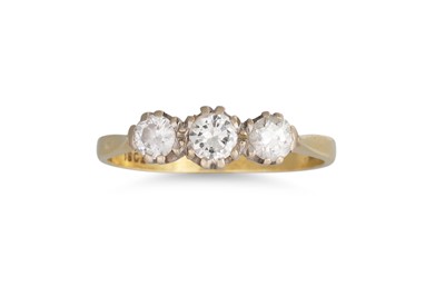 Lot 113 - A THREE STONE DIAMOND RING, the brilliant cut...