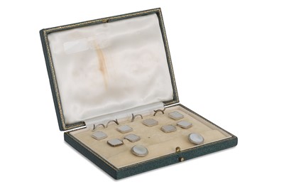 Lot 54 - AN ANTIQUE GENTLEMAN'S STUD SET, mother of...