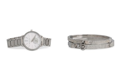 Lot 78 - A MICHAEL KORS WATCH, with two matching bangles