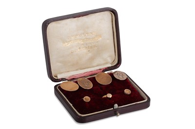 Lot 86 - AN ANTIQUE GOLD CUFFLINK AND STUD SET,...