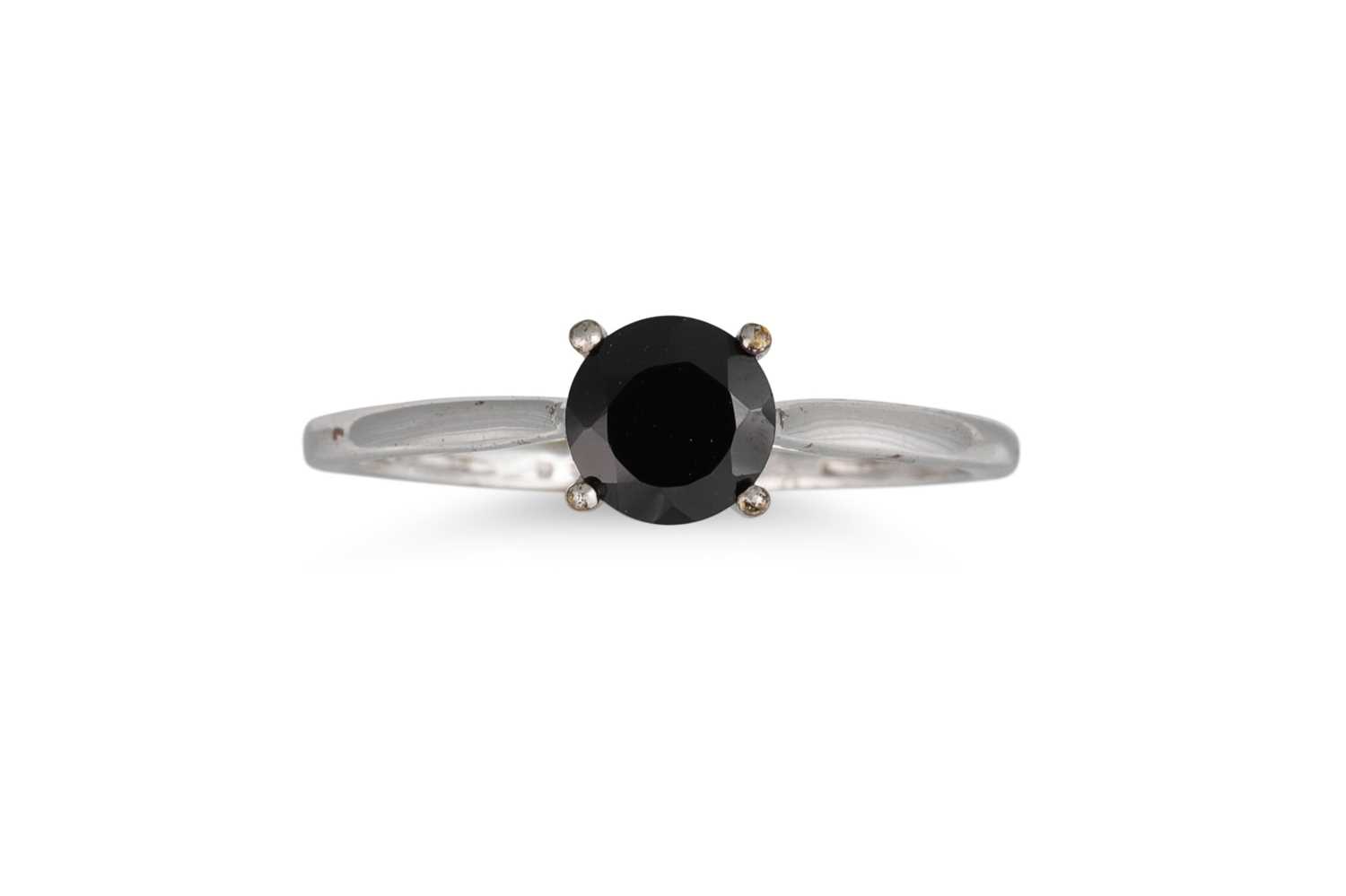 Lot 93 - A SAPPHIRE SINGLE STONE RING, the circular...