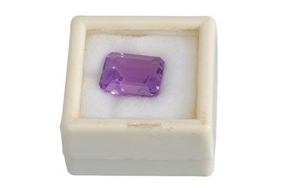 Lot 154 - AN UNMOUNTED OVAL FACETED AMETHYST, weight:...