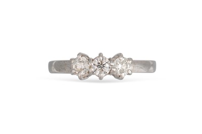 Lot 189 - A THREE STONE DIAMOND RING, the brilliant cut...