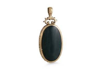 Lot 242 - A FOSSIL SET PENDANT, in 9ct gold, embossed...