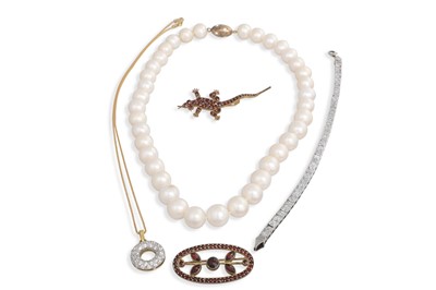 Lot 247 - AN INTERESTING COLLECTION OF COSTUME JEWELLERY:...