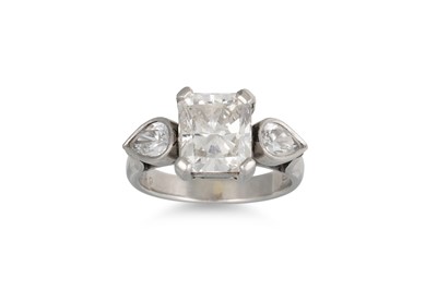 Lot 391 - A DIAMOND RING, the centre rectangular stone...