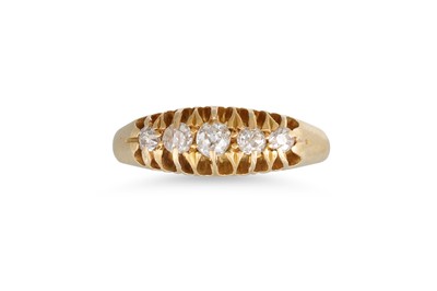 Lot 322 - AN ANTIQUE FIVE STONE DIAMOND RING, mounted in...