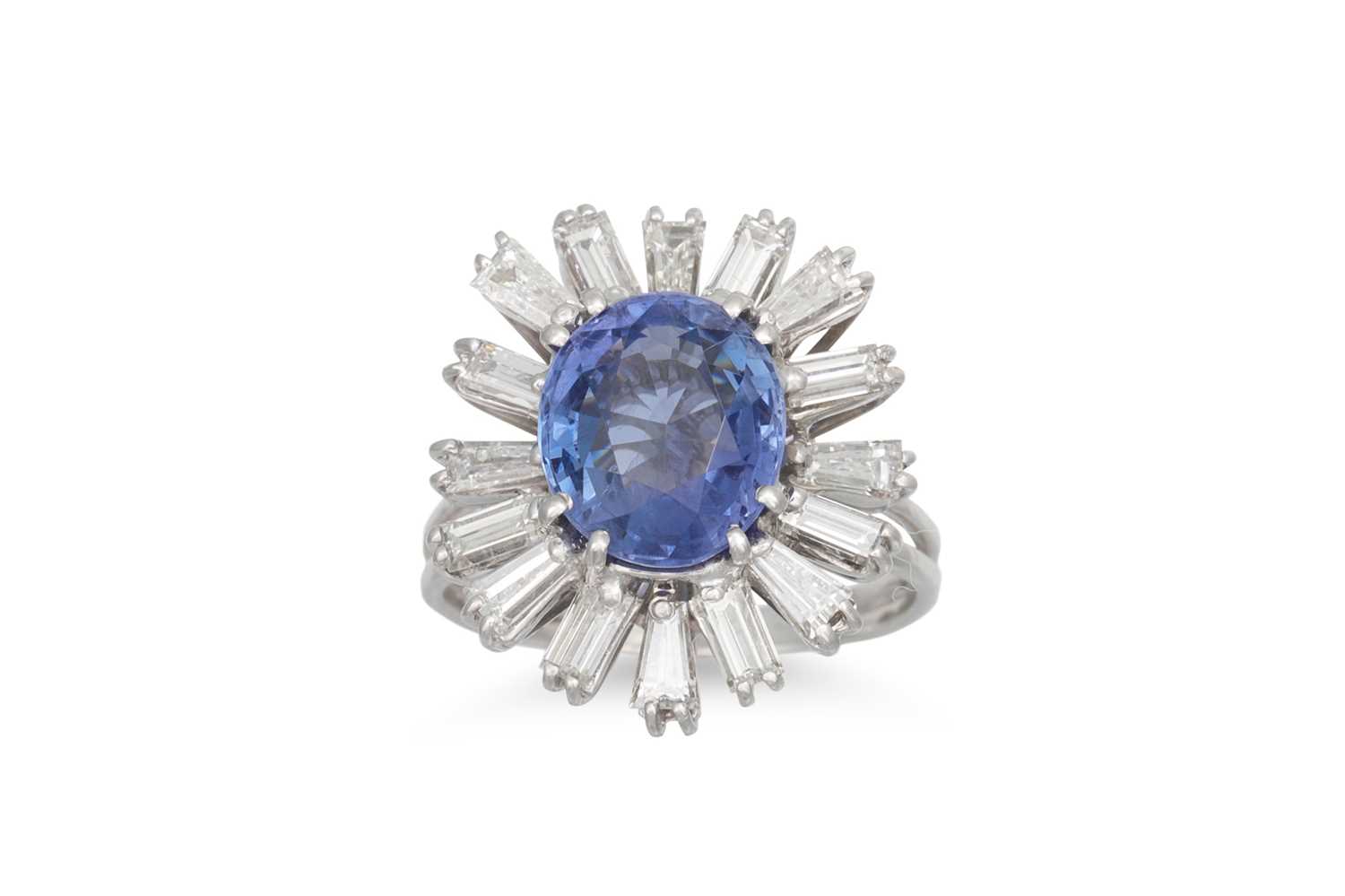 Lot 271 - A DIAMOND AND SAPPHIRE CLUSTER RING, the oval...
