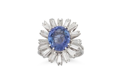 Lot 271 - A DIAMOND AND SAPPHIRE CLUSTER RING, the oval...
