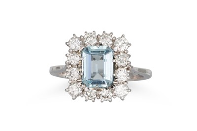 Lot 312 - AN AQUAMARINE AND DIAMOND RING, the...