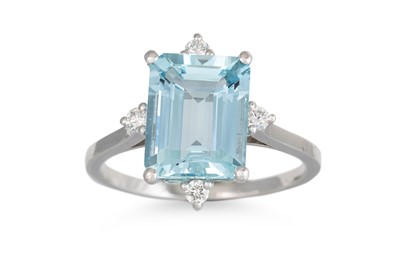 Lot 317 - AN AQUAMARINE AND DIAMOND RING, the emerald...