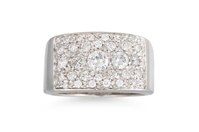 Lot 318 - A DIAMOND CLUSTER RING, the brilliant cut...