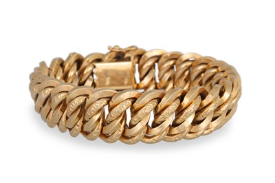 Lot 380 - AN 18CT GOLD VINTAGE FLAT CURB LINK BRACELET,...
