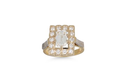 Lot 387 - A DIAMOND CLUSTER RING, the rectangular...