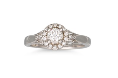 Lot 107 - A DIAMOND CLUSTER RING, the brilliant cut...