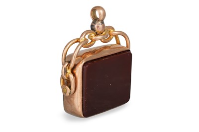 Lot 86 - AN ANTIQUE GOLD SWIVEL SEAL, set with carnelian