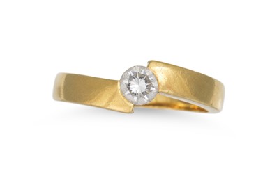 Lot 215 - A DIAMOND SOLITAIRE RING, the brilliant cut...