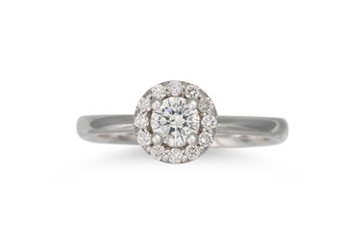 Lot 317 - A DIAMOND CLUSTER RING, the brilliant cut...