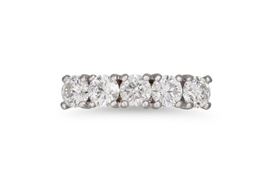 Lot 259 - A FIVE STONE DIAMOND RING, the brilliant cut...