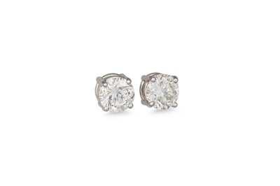 Lot 323 - A PAIR OF DIAMOND STUD EARRINGS, the brilliant...