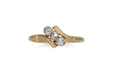 Lot 108 - A DIAMOND THREE STONE RING, of cross over...