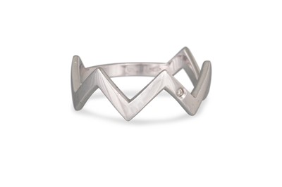 Lot 60 - AN UNUSUAL DIAMOND SET RING, of zigzag form,...