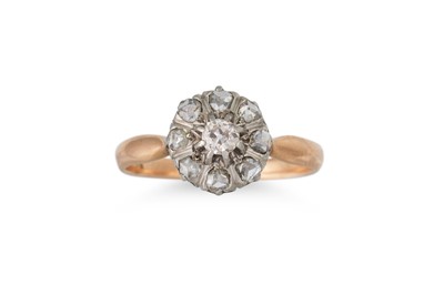 Lot 348 - AN ANTIQUE DIAMOND DAISY CLUSTER RING, the old...
