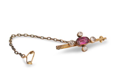 Lot 61 - AN ANTIQUE GARNET AND DIAMOND CLUSTER BROOCH,...