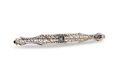 Lot 62 - A VINTAGE AQUAMARINE SET BAR BROOCH, of...