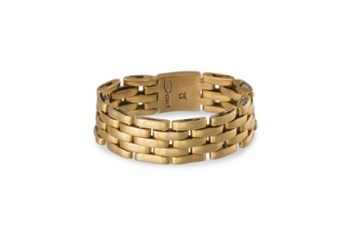 Lot 120 - AN 18CT FOLD GATE LINK RING, Hallmarked Italy...
