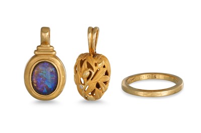 Lot 233 - THREE 18CT GOLD ITEMS, including two pendants,...