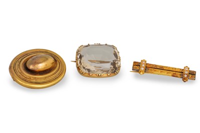 Lot 235 - AN ANTIQUE 15CT GOLD BROOCH, pearl set, 5.1 g.,...