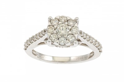 Lot 145 - A DIAMOND CLUSTER RING, the brilliant cut...